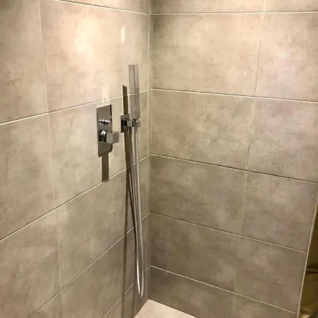 Zoe Apartman *
